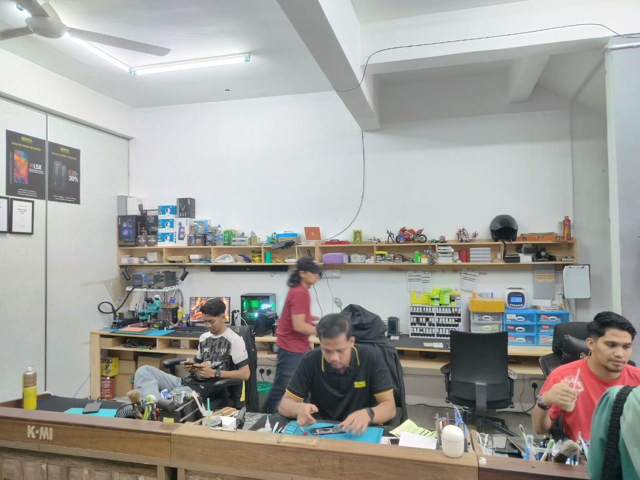 Technichian sedang membaiki telefon