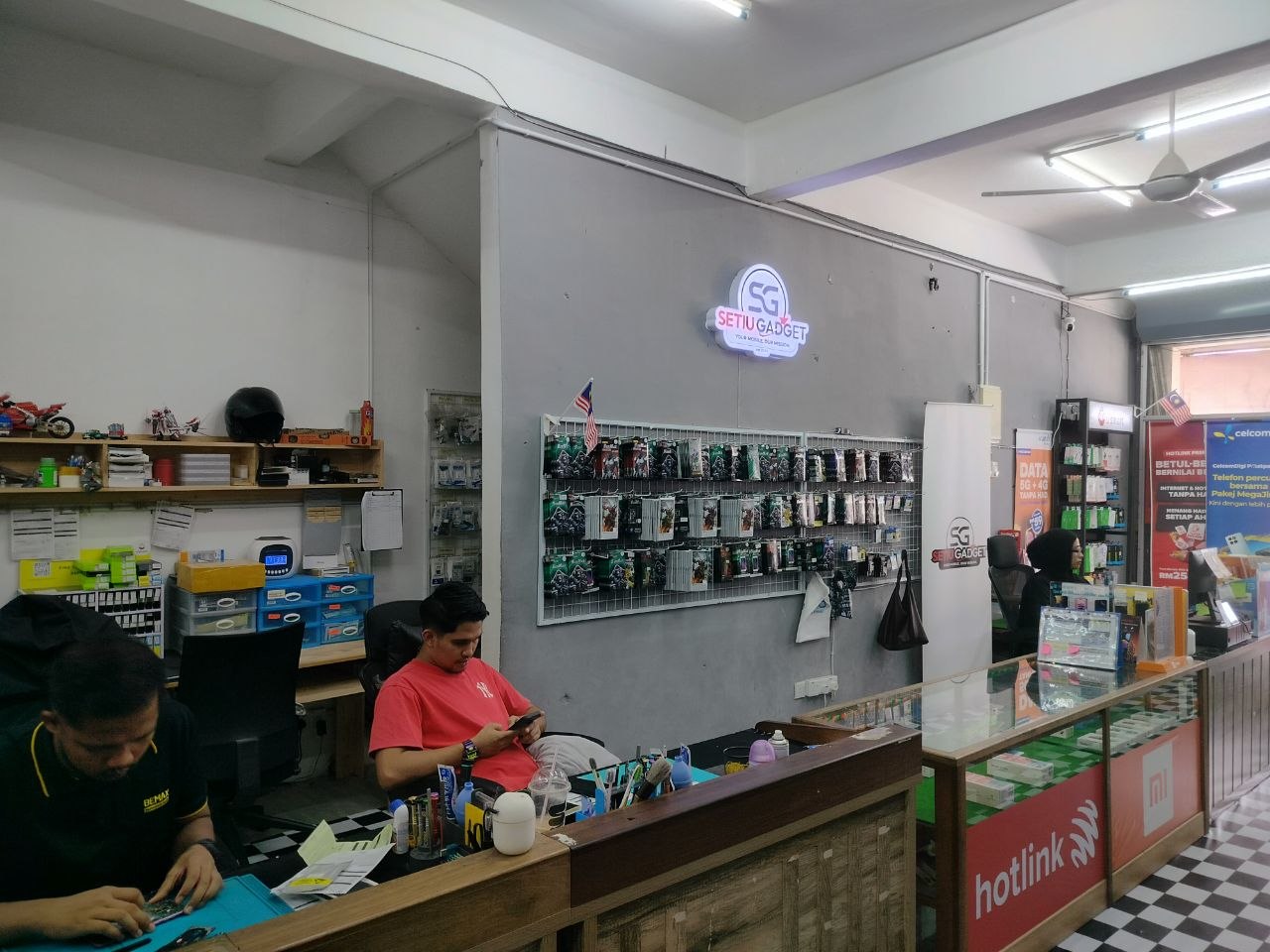 Gambar di ruang dalam kedai Setiu Gadget
