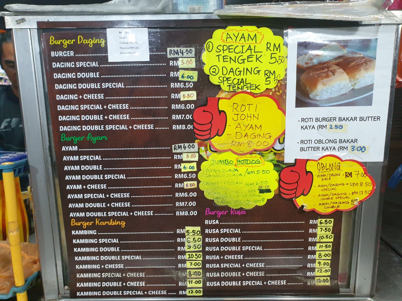 Gambar menunjukkan senarai menu burger yang terdapat pada gerai burger ini