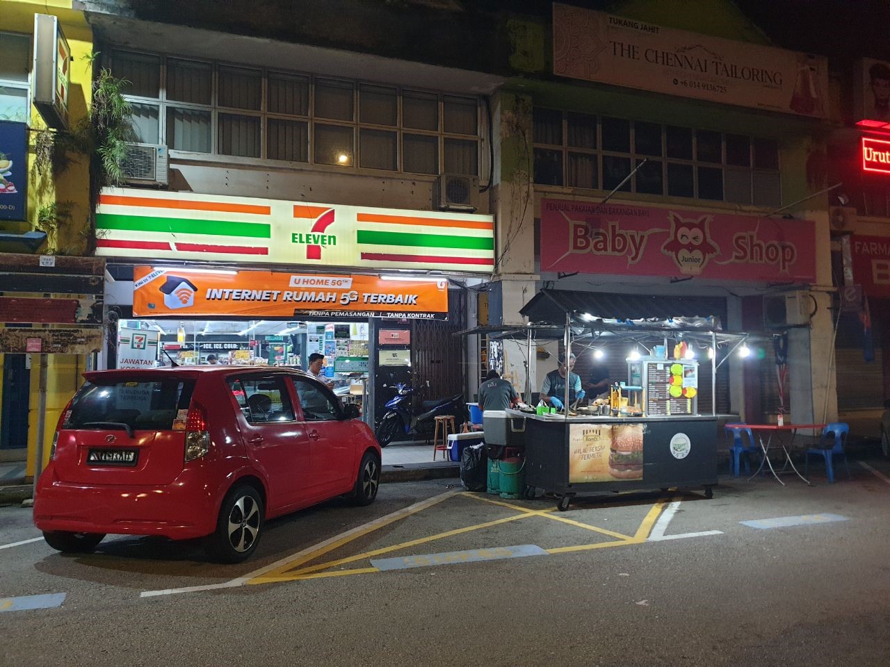 Gambar menunjukkan lokasi gerai burger di hadapan kedai 7-11