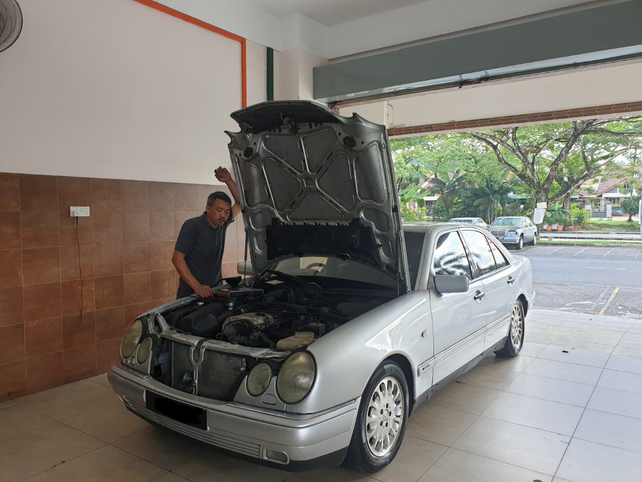 Foreman memeriksa sistem elektronik kereta Mercedes-Benz W210 di bengkel i Continental Centre.