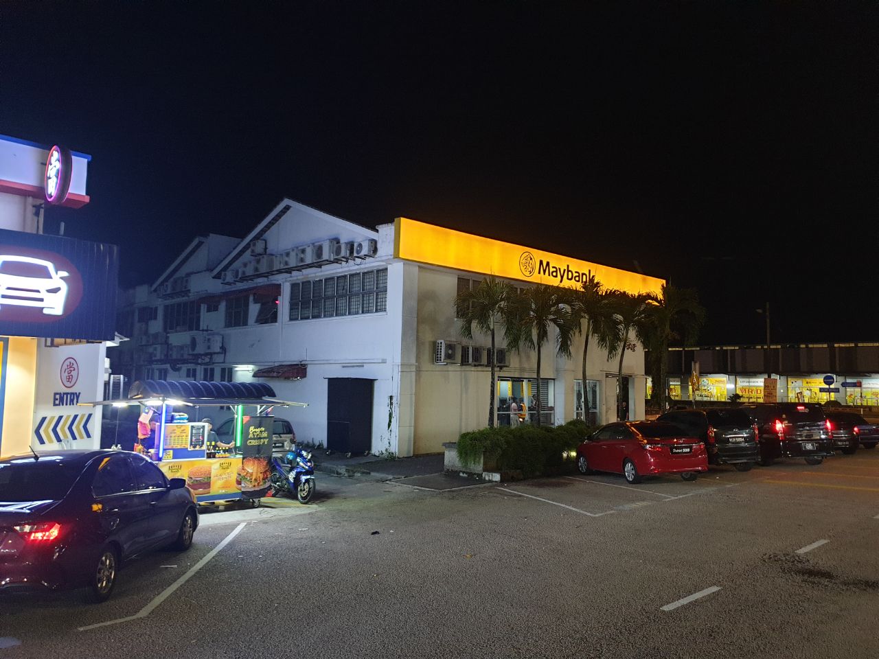 Gambar gerai burger di Taman Universiti yang terletak di sebelah Maybank dan kedai pajak gadai pandu lalu.