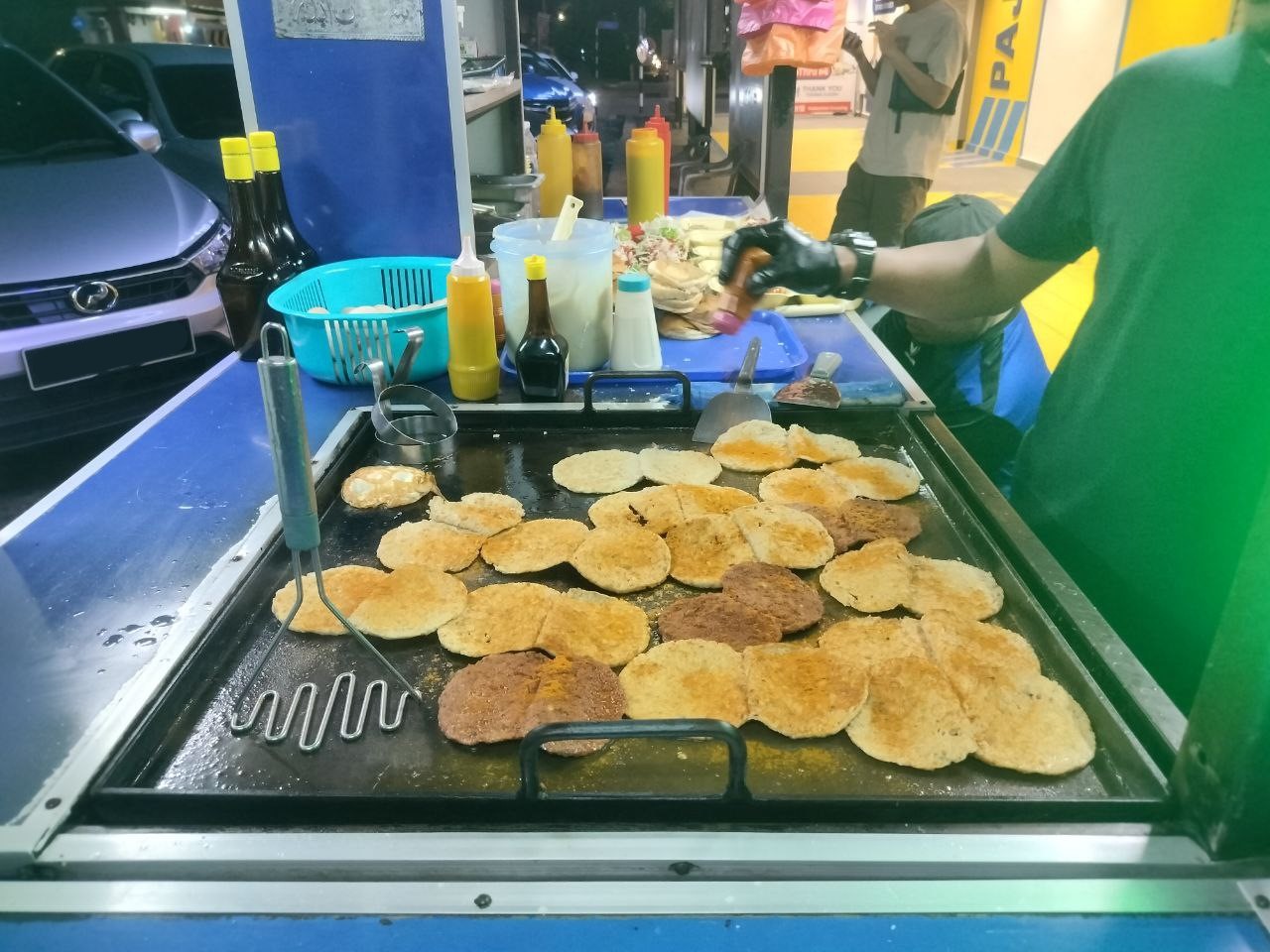 Gambar tukang masak sedang masak burger