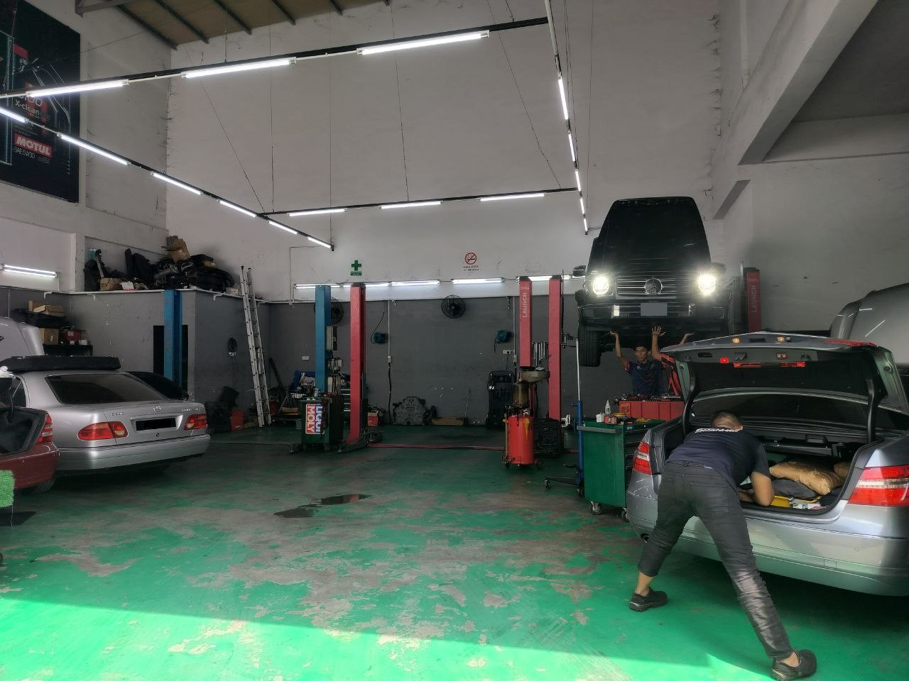 Foremen sedang membaiki kereta Mercedes-Benz model W210, W211, W212 & G-Wagon