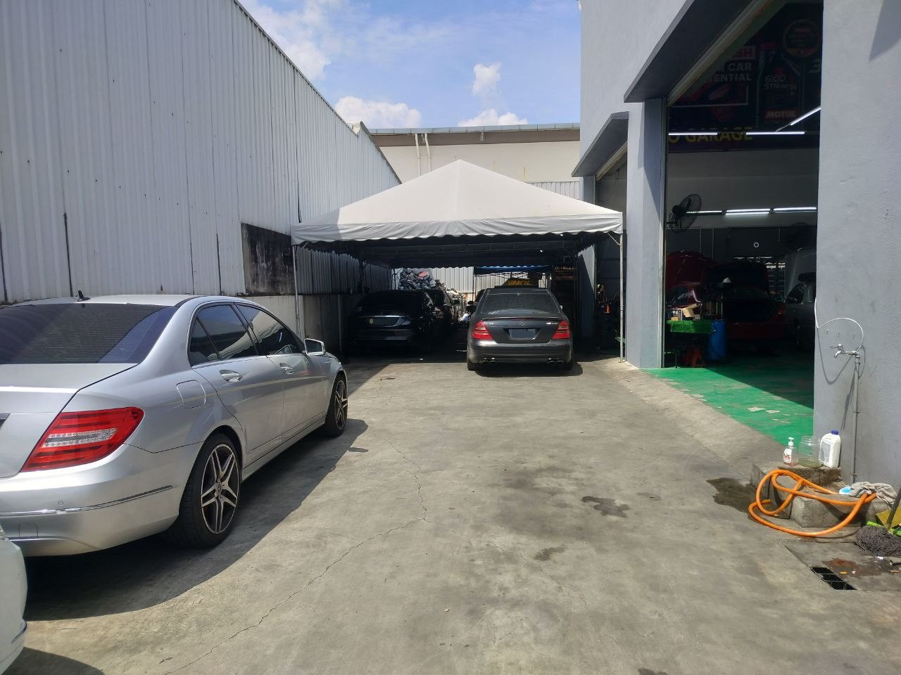 Kereta-kereta yang sedang dibaiki oleh pihak NB Auto Garage
